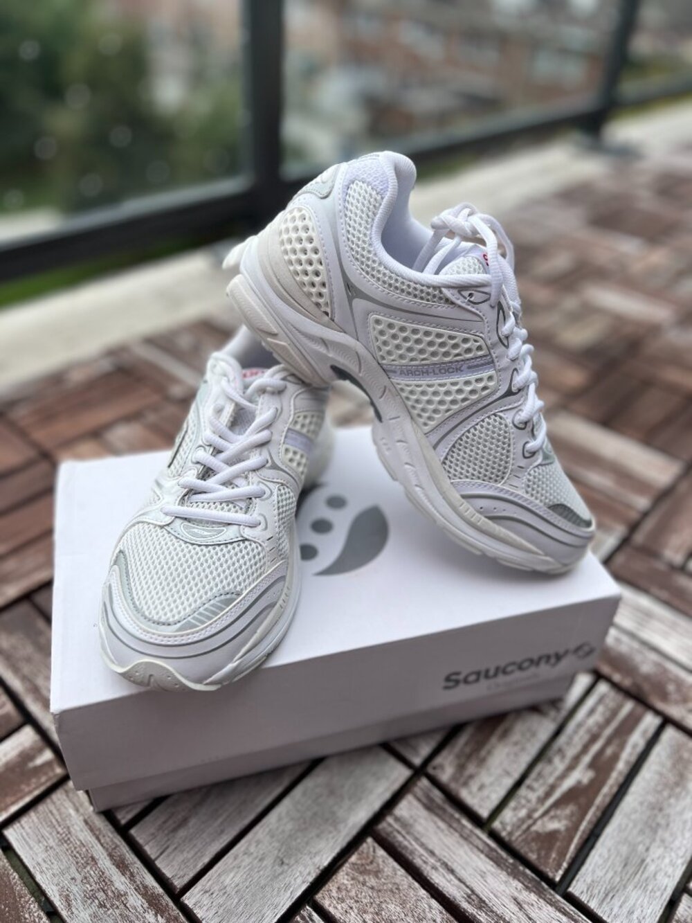Saucony Women’s White Mesh Athletic Sneakers - Pro Grid Triumph 4
